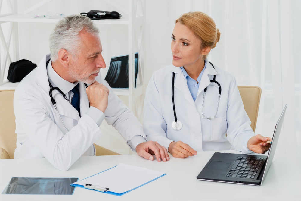 Dos médicos hablando