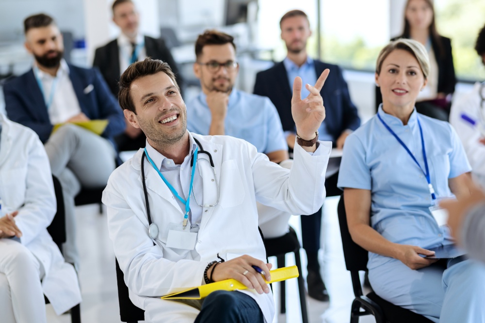 Médico sentado en una charla con otros profesionales de la salud