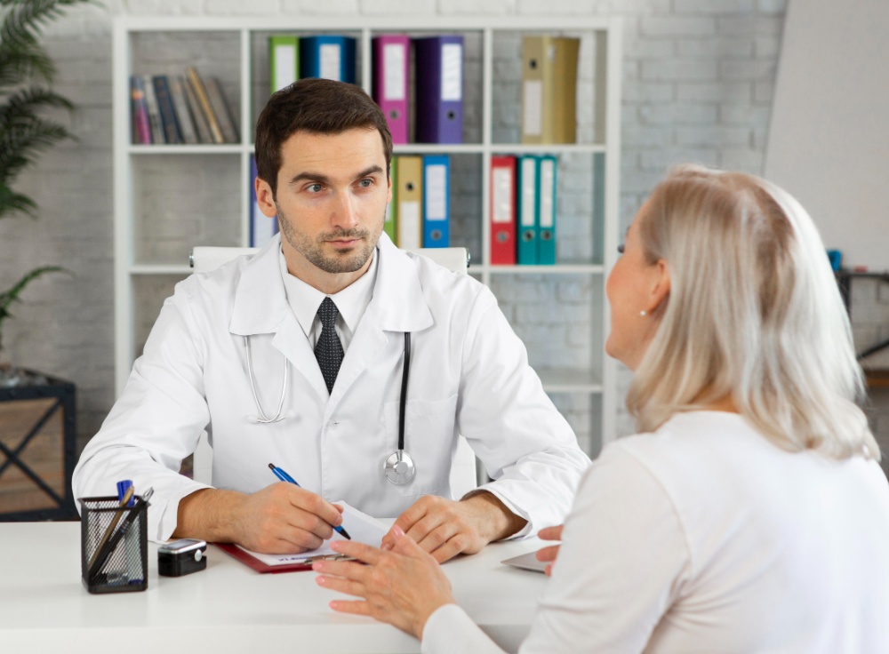 Médico escucha a una paciente