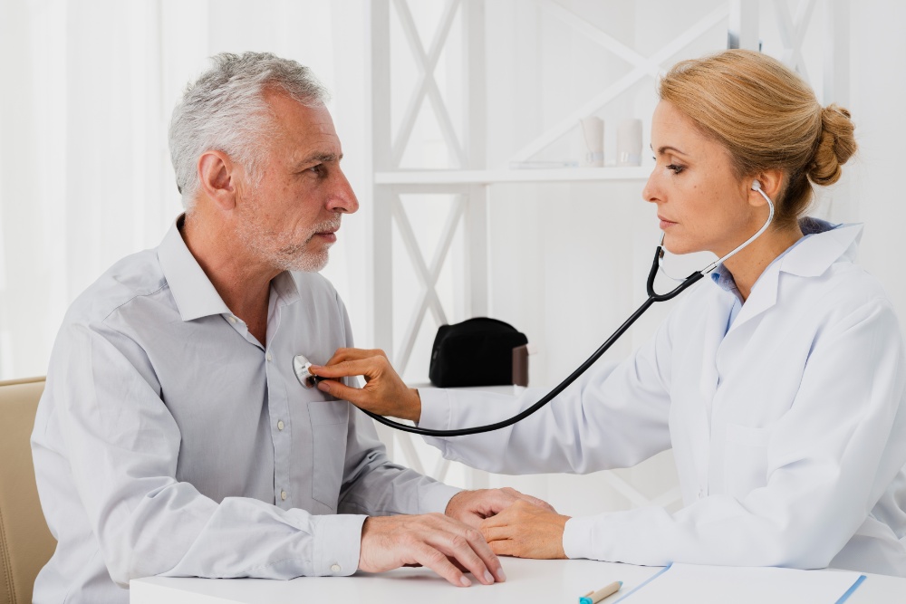 Doctor auscultando a un paciente