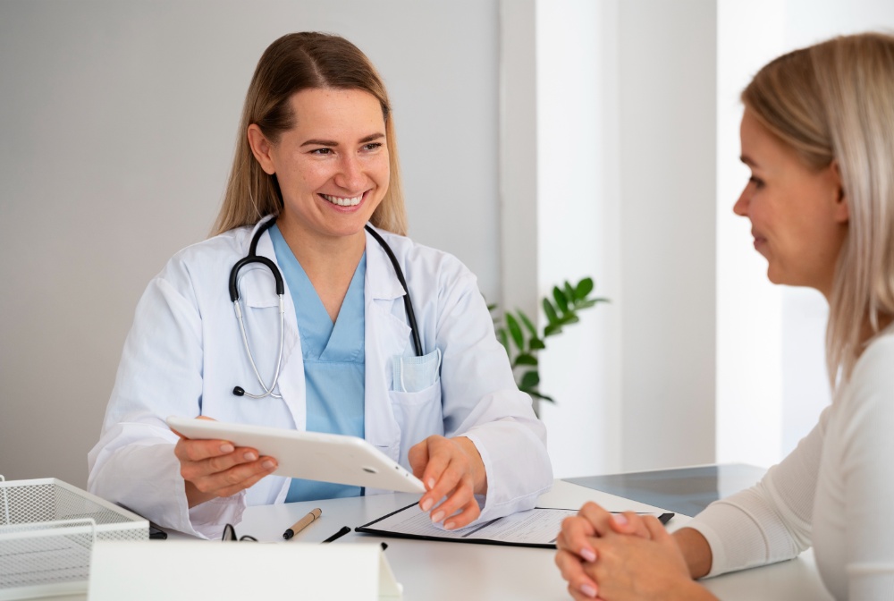 Médica entrega tablet a paciente