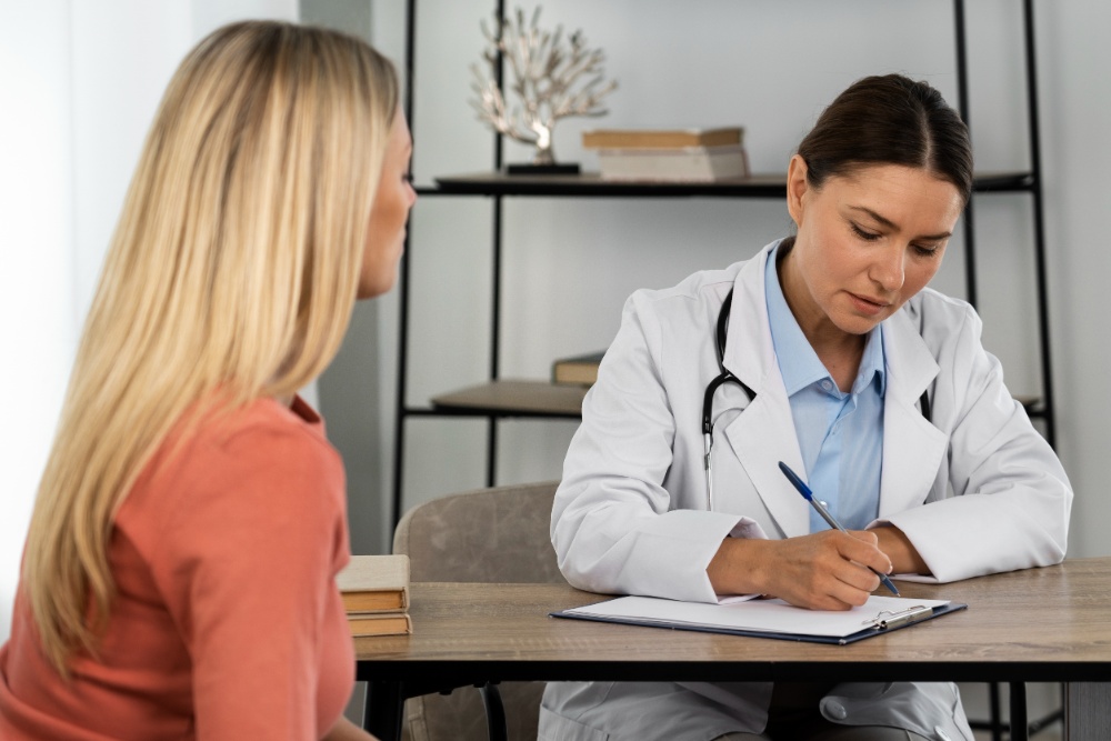 Médico escribiendo una receta